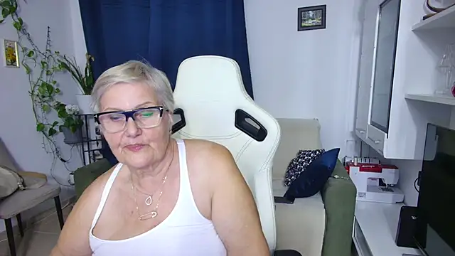 Snapshot of Selenna57 chatting on 04/20/26, 05:48 Selenna57 online show from 04/20/26, 05:48