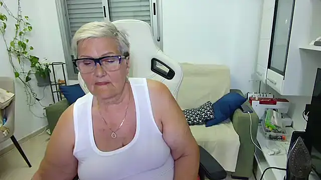 Snapshot of Selenna57 chatting on 05/14/26, 05:42 Selenna57 online show from 05/14/26, 05:42