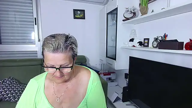 Snapshot of Selenna57 chatting on 06/09/26, 05:35 Selenna57 online show from 06/09/26, 05:35