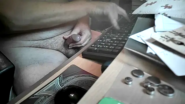 Snapshot of dirtyharry2022 chatting on 01/01/25, 12:44 dirtyharry2022 online show from 01/01/25, 12:44