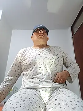 chicoguapo8 online show from 10/11/25, 12:26