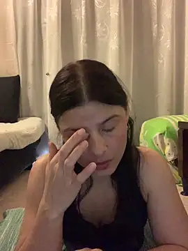 Snapshot of Estefani_32 chatting on 04/24/26, 02:52 Estefani 32 online show from 04/24/26, 02:52