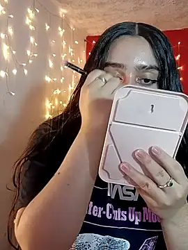 Snapshot of IvonneT chatting on 02/07/25, 11:34 IvonneT online show from 02/07/25, 11:34