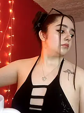 Snapshot of IvonneT chatting on 09/21/25, 11:28 IvonneT online show from 09/21/25, 11:28