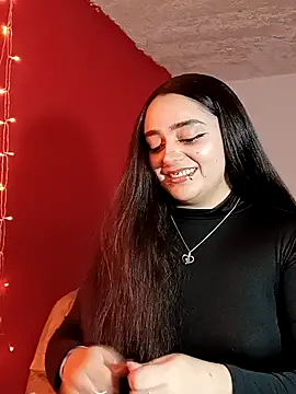 Snapshot of IvonneT chatting on 09/28/25, 11:43 IvonneT online show from 09/28/25, 11:43