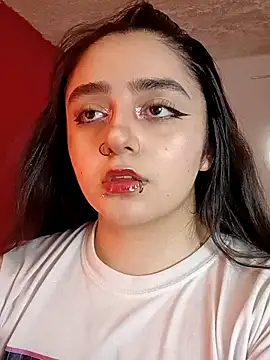 Snapshot of IvonneT chatting on 10/05/25, 08:29 IvonneT online show from 10/05/25, 08:29