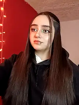 Snapshot of IvonneT chatting on 10/11/25, 11:25 IvonneT online show from 10/11/25, 11:25