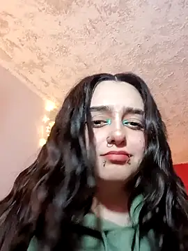 Snapshot of IvonneT chatting on 12/17/25, 01:55 IvonneT online show from 12/17/25, 01:55