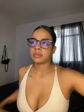 trianawhite online show from 04/13/26, 04:01