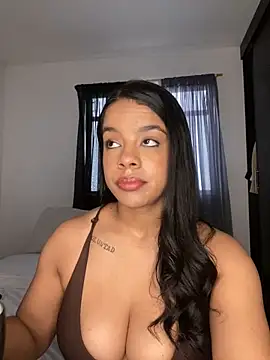 Snapshot of trianawhite chatting on 05/17/26, 02:46 trianawhite online show from 05/17/26, 02:46