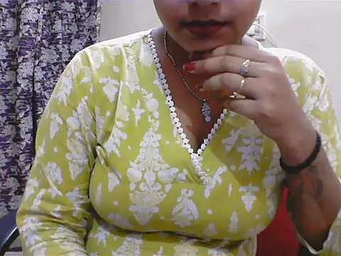 LovingPihu online show from 05/18/26, 05:24