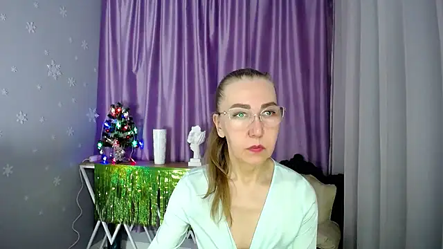 Snapshot of queen_a_n_i chatting on 12/13/24, 12:06 queen a n i online show from 12/13/24, 12:06