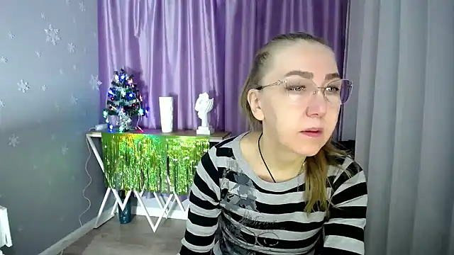 Snapshot of queen_a_n_i chatting on 12/14/24, 09:40 queen a n i online show from 12/14/24, 09:40