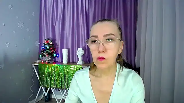 Snapshot of queen_a_n_i chatting on 12/17/24, 11:06 queen a n i online show from 12/17/24, 11:06