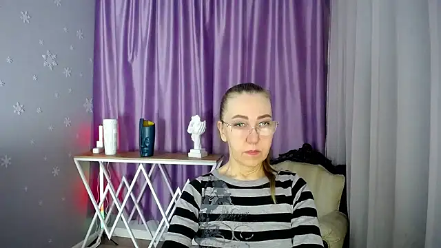 Snapshot of queen_a_n_i chatting on 02/24/25, 03:33 queen a n i online show from 02/24/25, 03:33