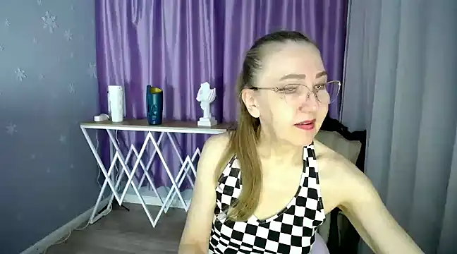 Snapshot of queen_a_n_i chatting on 03/10/25, 10:15 queen a n i online show from 03/10/25, 10:15