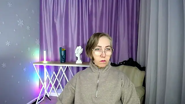 Snapshot of queen_a_n_i chatting on 10/21/25, 10:05 queen a n i online show from 10/21/25, 10:05