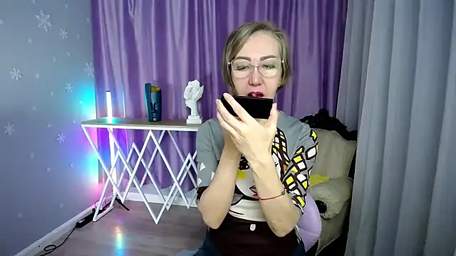 queen a n i online show from 10/30/25, 09:44