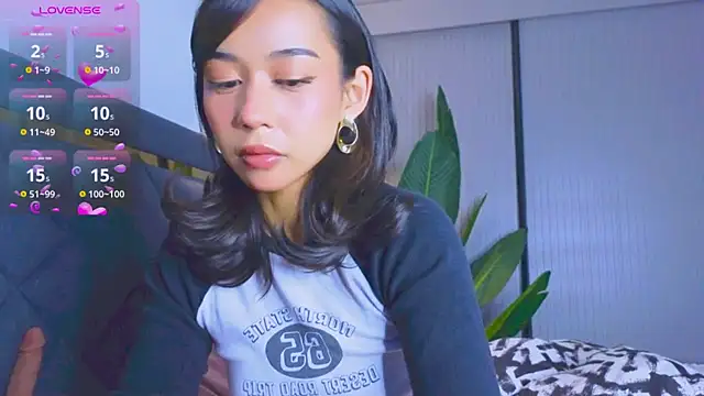 Mia Tin online show from 10/23/25, 04:06