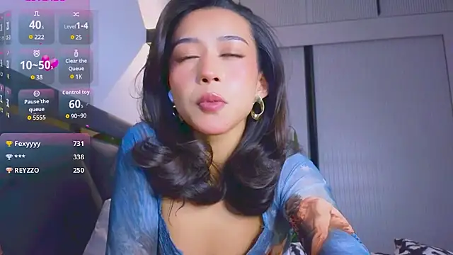 Mia Tin online show from 10/31/25, 08:43