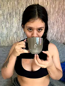 Snapshot of Alhanna_ chatting on 12/01/24, 10:32 Alhanna online show from 12/01/24, 10:32