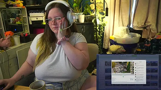 Snapshot of Geeky_Kitten chatting on 10/10/25, 02:38 Geeky Kitten online show from 10/10/25, 02:38