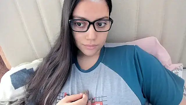 Snapshot of roniewester chatting on 10/14/25, 02:40 roniewester online show from 10/14/25, 02:40