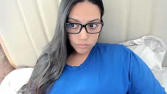 Snapshot of roniewester chatting on 11/06/25, 03:02 roniewester online show from 11/06/25, 03:02