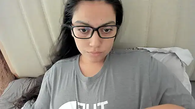 Snapshot of roniewester chatting on 11/24/25, 02:17 roniewester online show from 11/24/25, 02:17