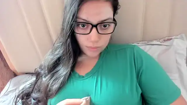 Snapshot of roniewester chatting on 11/30/25, 02:10 roniewester online show from 11/30/25, 02:10