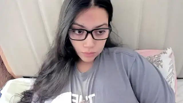 Snapshot of roniewester chatting on 12/14/25, 01:27 roniewester online show from 12/14/25, 01:27