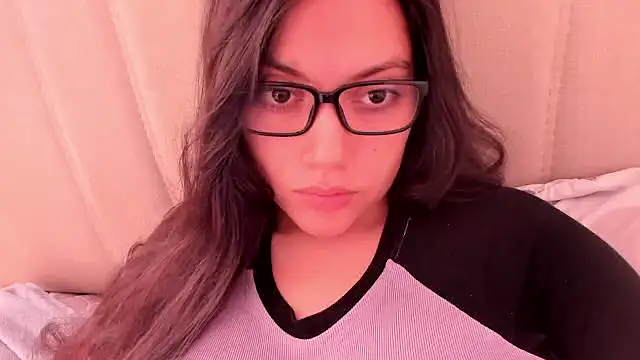 Snapshot of roniewester chatting on 12/17/25, 02:12 roniewester online show from 12/17/25, 02:12