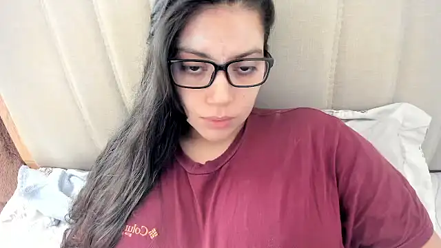 Snapshot of roniewester chatting on 12/19/25, 02:02 roniewester online show from 12/19/25, 02:02