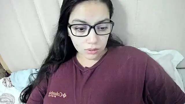 Snapshot of roniewester chatting on 12/23/25, 02:31 roniewester online show from 12/23/25, 02:31