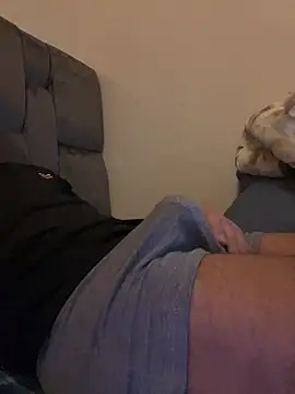 Snapshot of reyadXxxx chatting on 04/01/26, 11:57 reyadXxxx online show from 04/01/26, 11:57