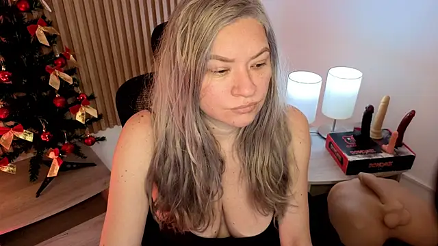 MarianL0ve online show from 12/20/25, 10:55