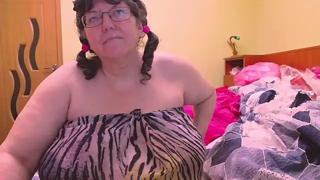 HugeTits online show from 12/15/25, 01:54