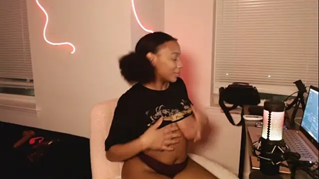 EatSweetMolly online show from 02/07/25, 04:59