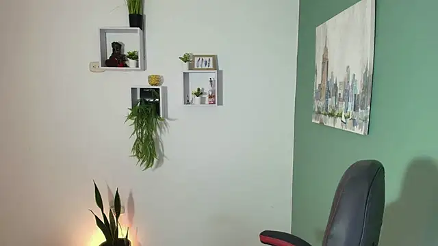 Snapshot of bella_99_ chatting on 12/17/24, 11:28 bella 99 online show from 12/17/24, 11:28