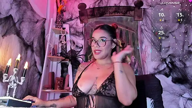 Snapshot of andrea_lopezz_ chatting on 10/21/25, 02:45 andrea lopezz online show from 10/21/25, 02:45