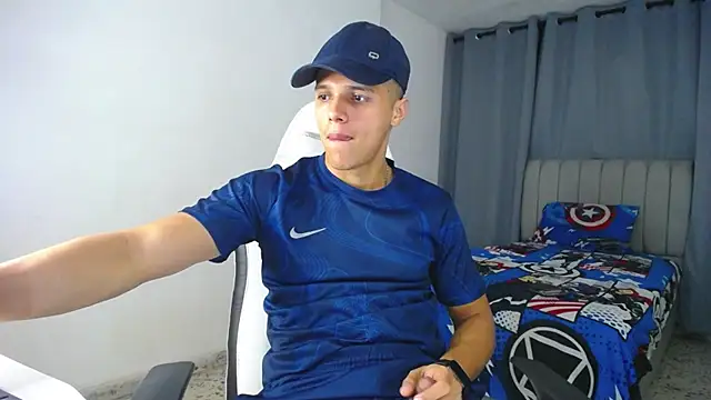 Snapshot of DavidAngell7 chatting on 01/10/25, 03:18 DavidAngell7 online show from 01/10/25, 03:18