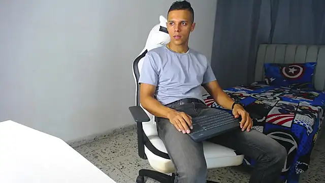 Snapshot of DavidAngell7 chatting on 02/01/25, 01:23 DavidAngell7 online show from 02/01/25, 01:23