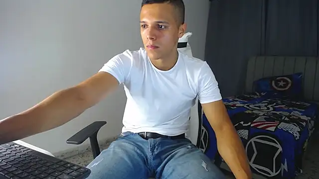 Snapshot of DavidAngell7 chatting on 02/03/25, 03:53 DavidAngell7 online show from 02/03/25, 03:53