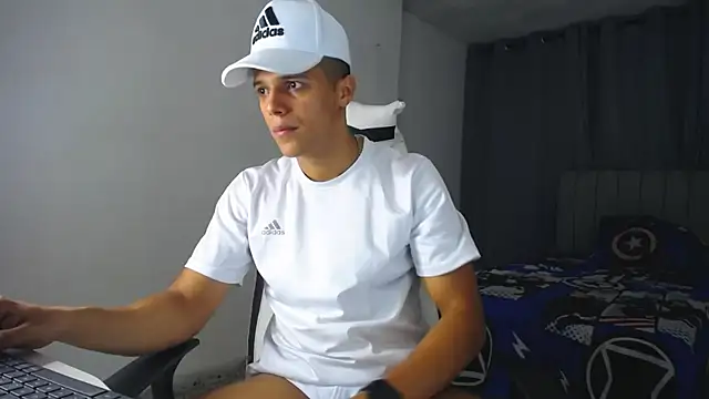 Snapshot of DavidAngell7 chatting on 02/05/25, 01:04 DavidAngell7 online show from 02/05/25, 01:04