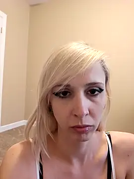 AmethystFoxx online show from 10/21/25, 09:04