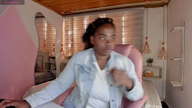 Snapshot of aleja17_xxx chatting on 10/03/25, 08:06 aleja17 xxx online show from 10/03/25, 08:06