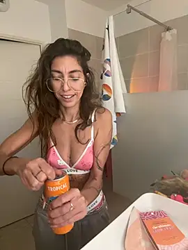 Snapshot of amanilouve chatting on 01/16/26, 11:42 amanilouve online show from 01/16/26, 11:42