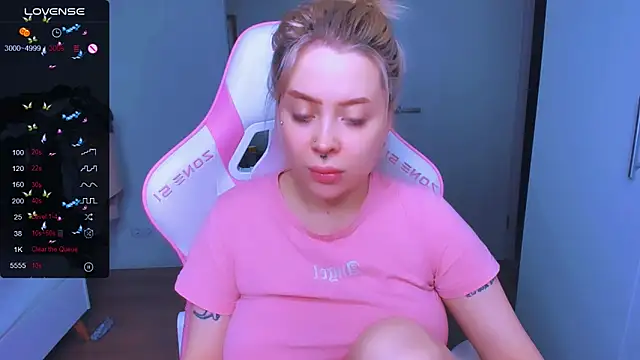 MonaLauu online show from 02/06/25, 02:22