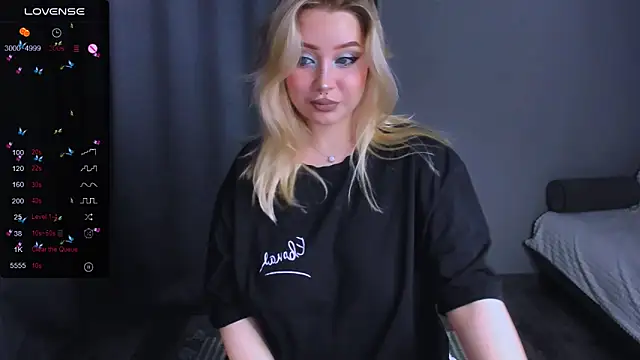 MonaLauu online show from 11/18/25, 08:24