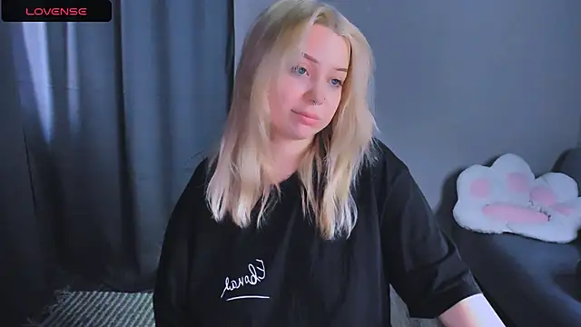 MonaLauu online show from 12/15/25, 09:02